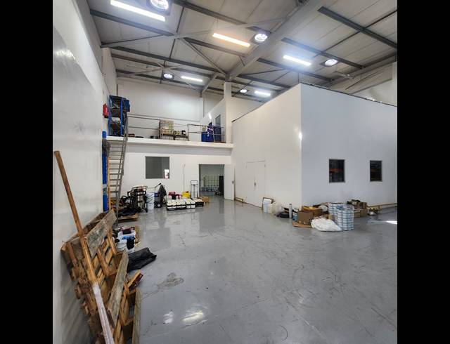 906M² WAREHOUSE TO LET IN GLEN ANIL